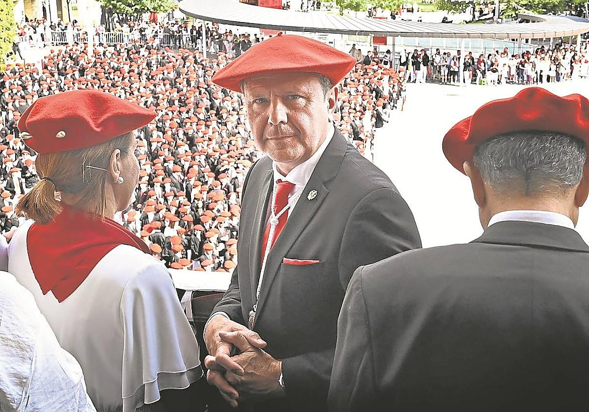 Santano recibió al Alarde mixto desde el balcón municipal por primera vez el pasado mes de junio.