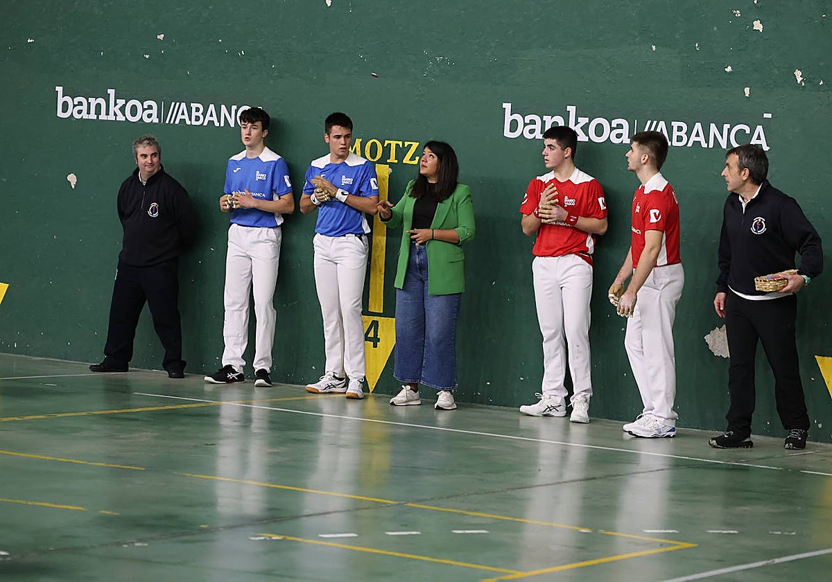 Nerea Teo, de Bankoa, lanza al aire la chapa entre Calvo, Labaka, Apeztegia y Etxeberria.
