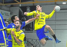 El lateral derecho Julen Mujika tuvo una actuación destacada en Cangas, con seis goles.