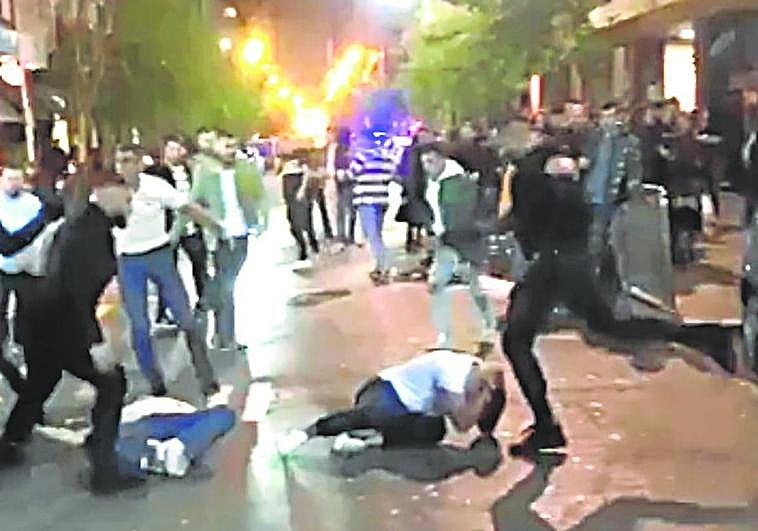 Uno de los porteros asesta una patada en la cabeza a un hombre.