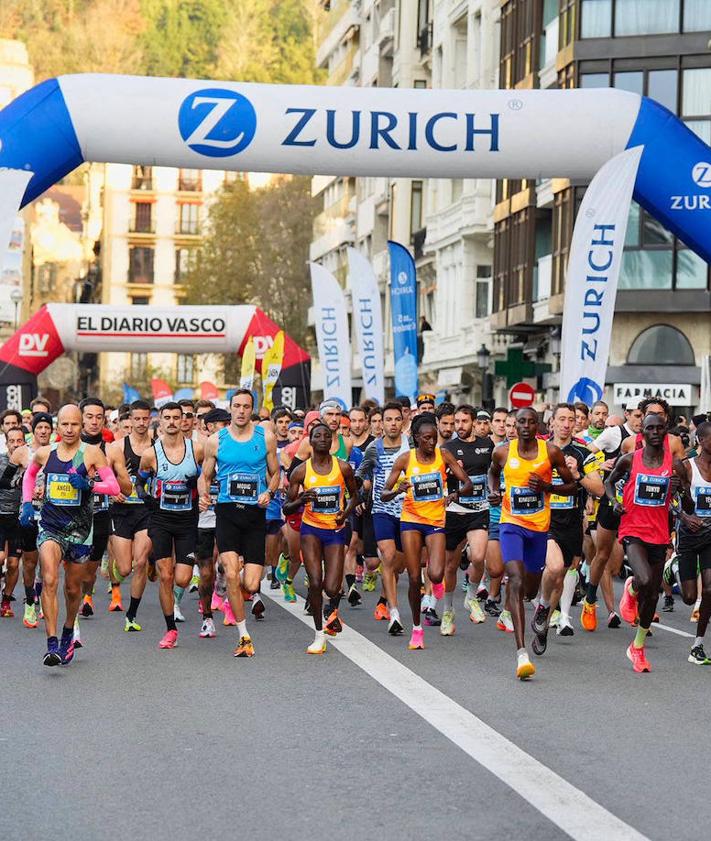 Imagen secundaria 2 - Geoffrey Yego, Benson Tunyo Murkomen e Imanol Larrañaga posan en el podio masculino (1). La atleta riojana Esther Rodríguez, segunda clasificada en la categoría femenina (2). Salida de la maratón este domingo en el Boulevard donostiarra (3).