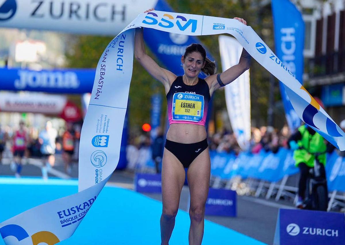 Imagen secundaria 1 - Geoffrey Yego, Benson Tunyo Murkomen e Imanol Larrañaga posan en el podio masculino (1). La atleta riojana Esther Rodríguez, segunda clasificada en la categoría femenina (2). Salida de la maratón este domingo en el Boulevard donostiarra (3).