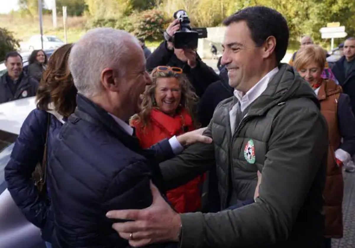 El abrazo entre Urkullu y Pradales.