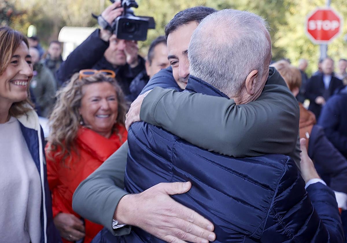 Iñigo Urkullu e Imanol Pradales se abrazan efusivamente en Sukarrieta.