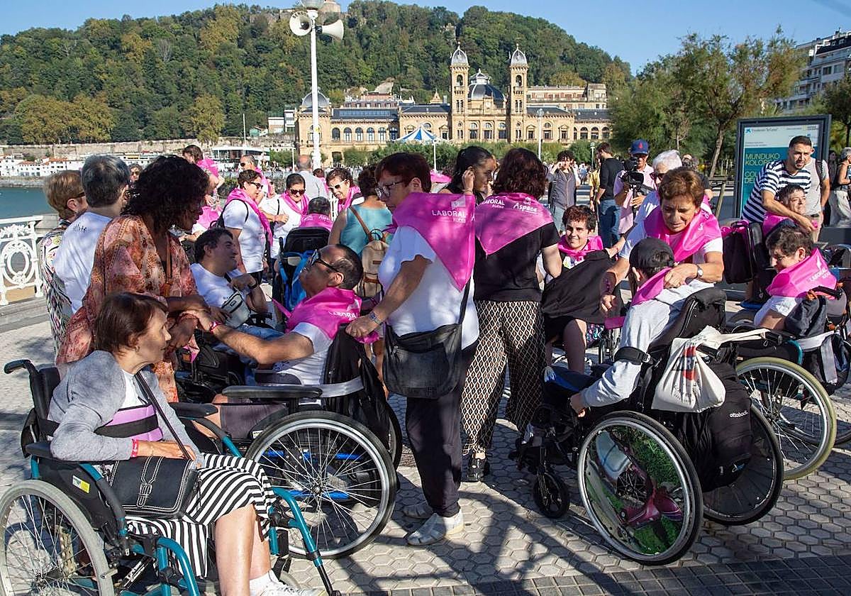 Usuarios, familiares y voluntarios de Aspace, en el pasado Aspace eguna de octubre en Donostia.