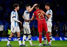 Adnan Januzaj recibe el cariño de Aritz, Zubeldia y Le Normand al final del partido en el Reale Arena.