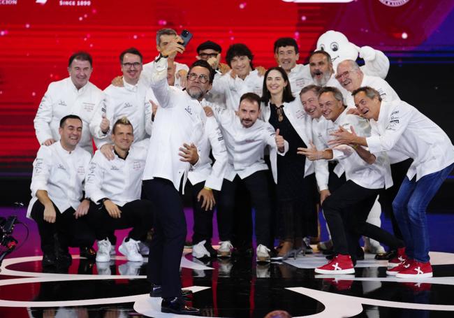 Selfi de todos los 'tres estrellas' al final de la gala