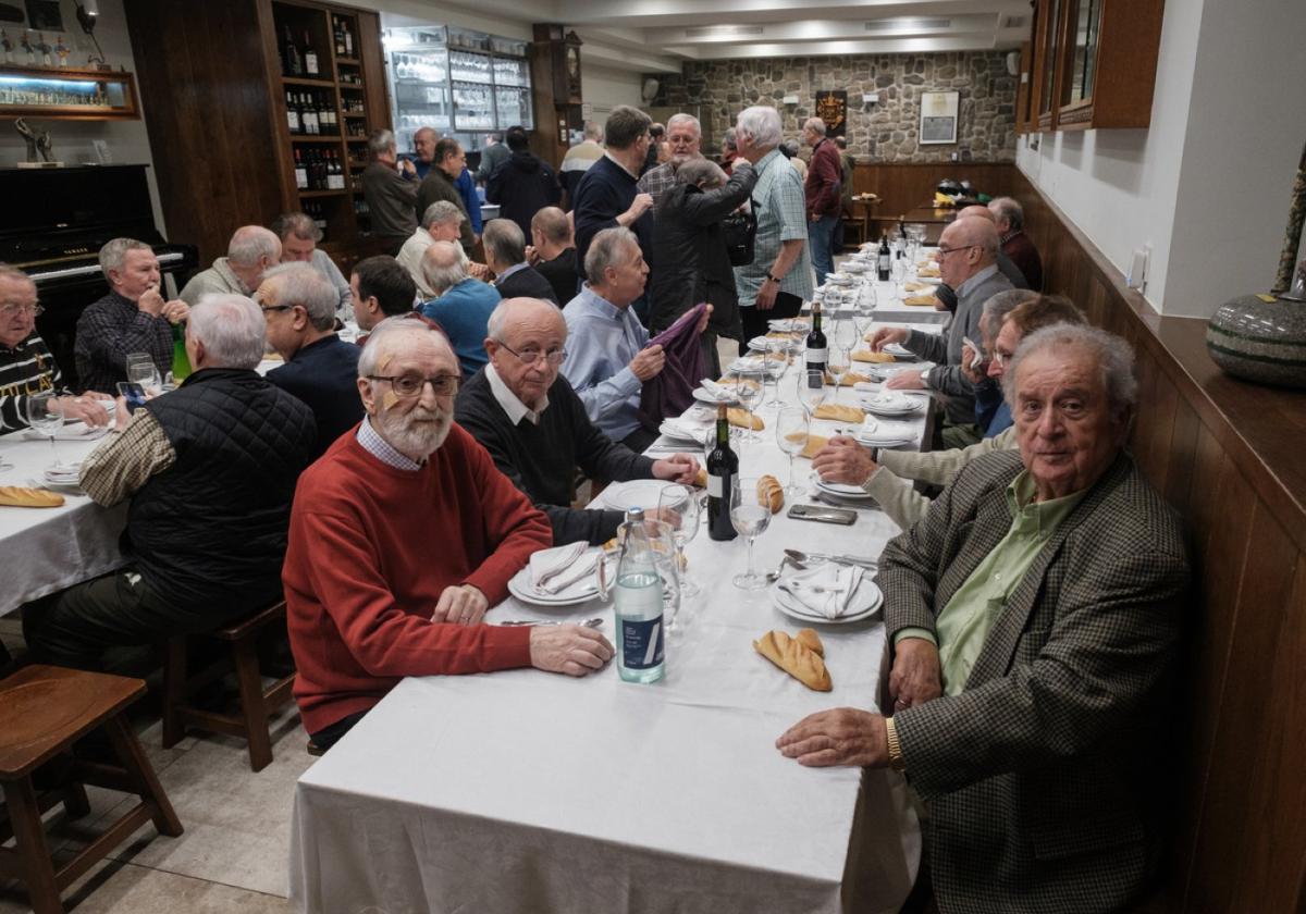 Buen ambiente durante la cena en Gaztelubide, a pocos días de celebrarse el centenario del coro.