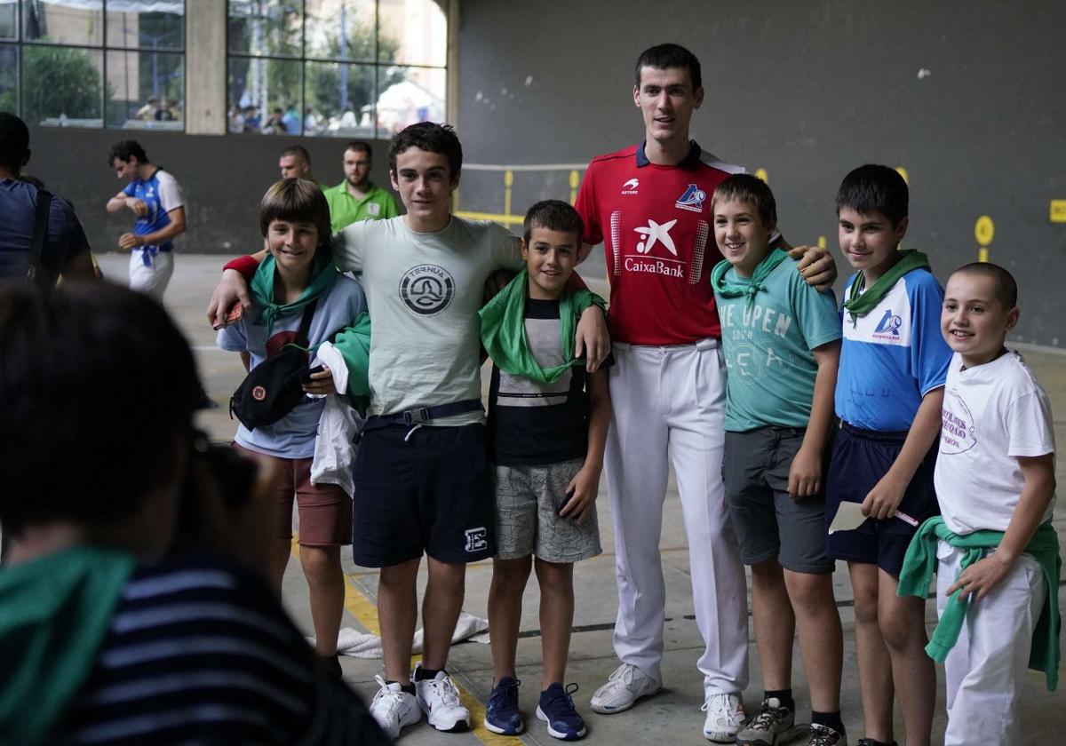 Rezusta posa sonriente junto a un grupo de jóvenes en Mendaro.