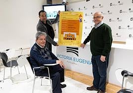 Andoni Sierra, José Antonio Echenique y Carlos Benito posan con el cartel del ciclo Johann Sebastian Bach.