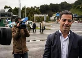 Imanol Pradales, este martes en una comparecencia junto al peaje de los túneles de Artxanda.