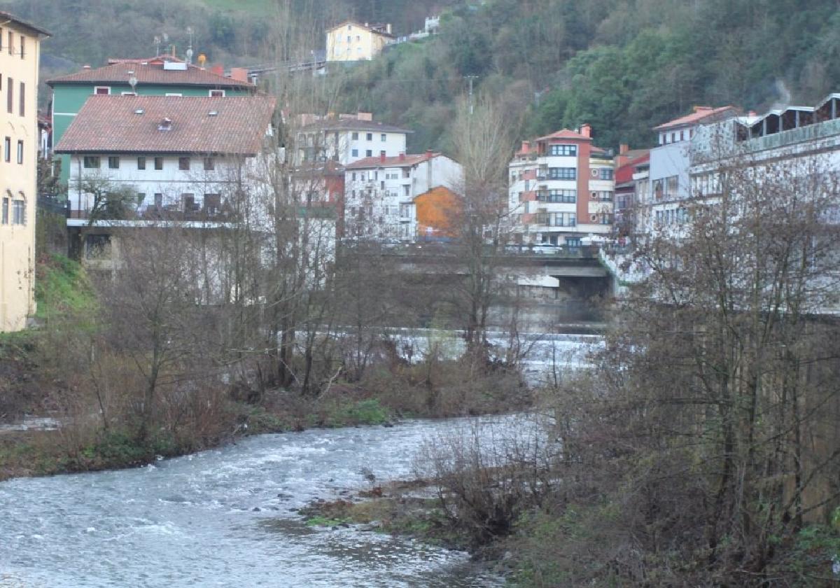 Vista del río Deba a su paso por el centro urbano de Soraluze.