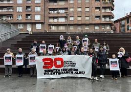 Convocantes y agentes que apoyan la huelga en el llamamiento realizado en la plaza Gernikako Arbola.