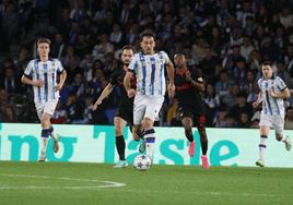 Oyarzabal conduce el balón perseguido por Ulmer y Nene con Turrientes y Zubeldia, en un segundo plano, en Anoeta.