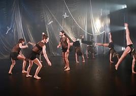 Los miembros de la compañía donostiarra, durante el ensayo general de ayer.