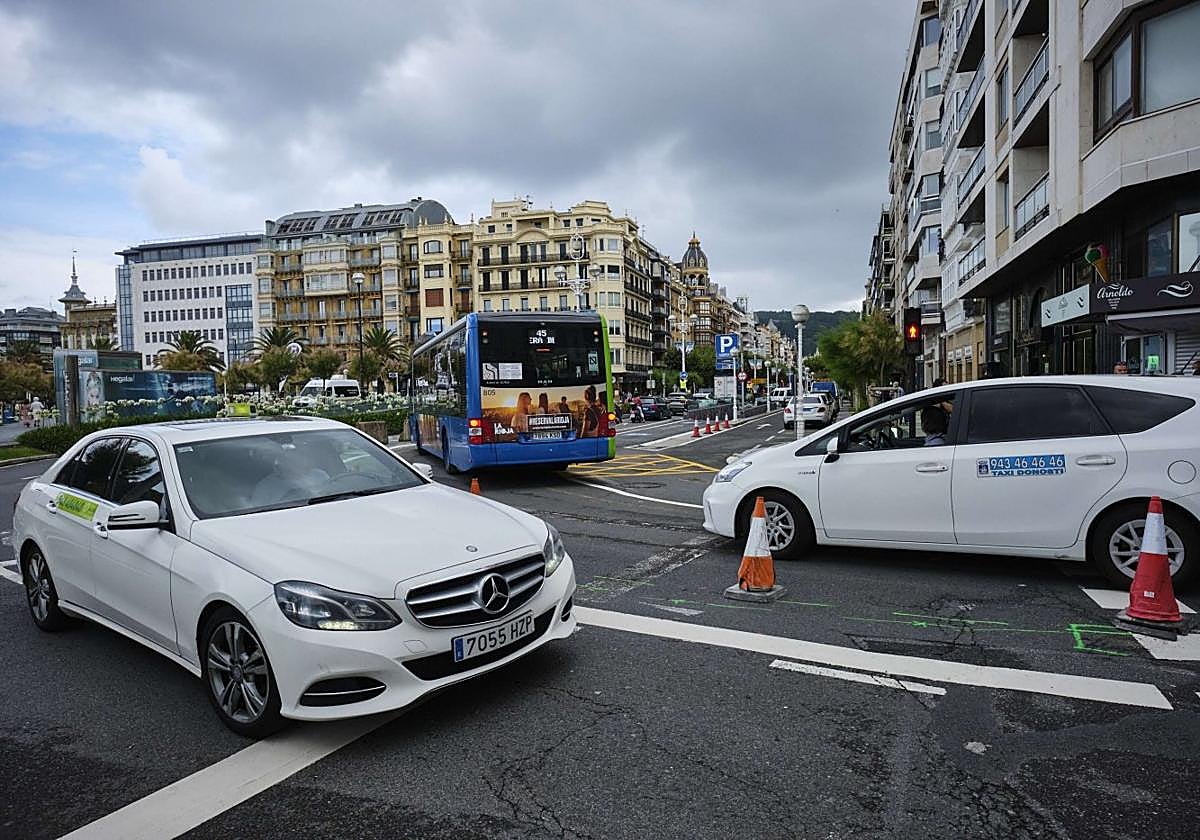 Afectaciones al tráfico en la curva del hotel Londres por la excavación de la pasante del Topo.