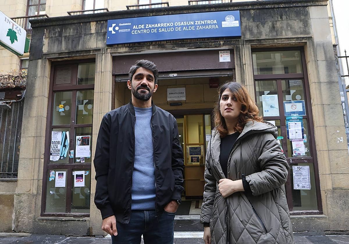 Zabiullah Haidary y Husna Ahmadzai, ante el centro de salud de la Parte Vieja donostiarra.
