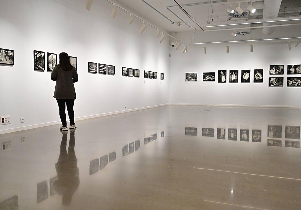 Imagen principal - La planta baja de Artegunea recoge el trayecto más cronológico de la artista (1). Un retrato de Txantxillo con un folleto de Herri Batasuna, junto a una conocida (2). Fotografías de los personajes del circo, antes y después del espectáculo (3).