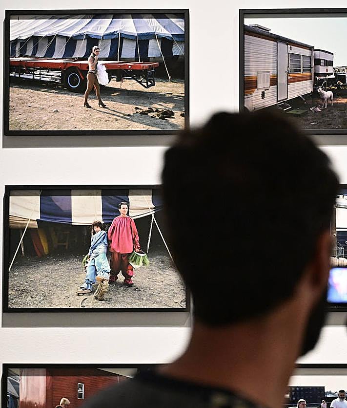Imagen secundaria 2 - La planta baja de Artegunea recoge el trayecto más cronológico de la artista (1). Un retrato de Txantxillo con un folleto de Herri Batasuna, junto a una conocida (2). Fotografías de los personajes del circo, antes y después del espectáculo (3).