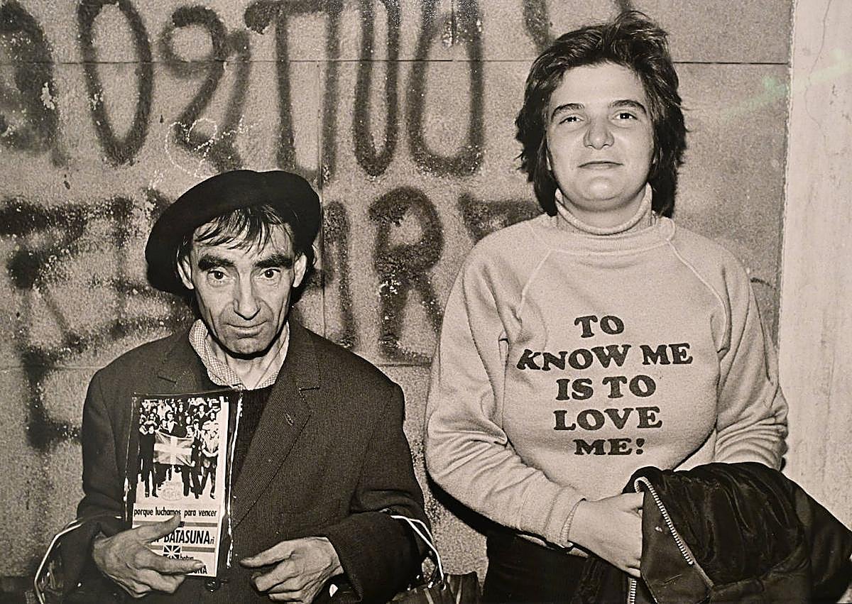 Imagen secundaria 1 - La planta baja de Artegunea recoge el trayecto más cronológico de la artista (1). Un retrato de Txantxillo con un folleto de Herri Batasuna, junto a una conocida (2). Fotografías de los personajes del circo, antes y después del espectáculo (3).