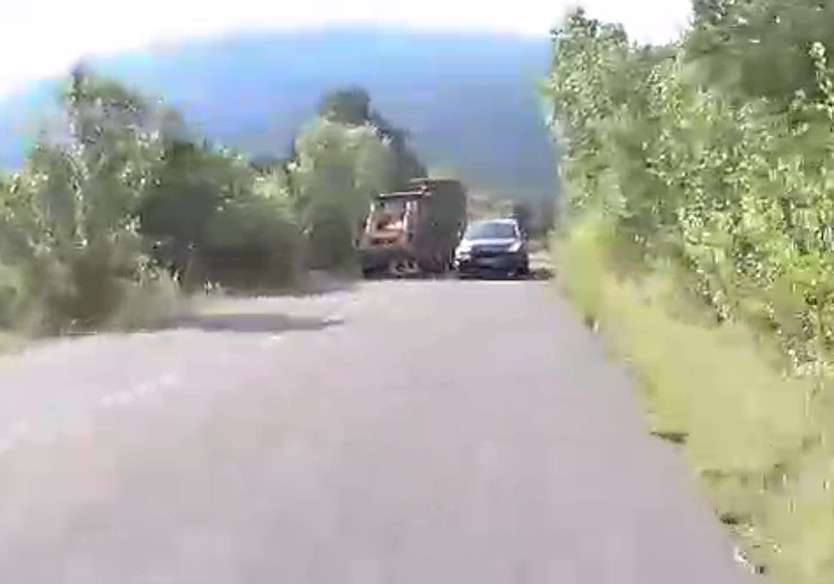 Un conductor de Idiazabal, a punto de llevarse por delante a un ciclista tras un adelantamiento temerario
