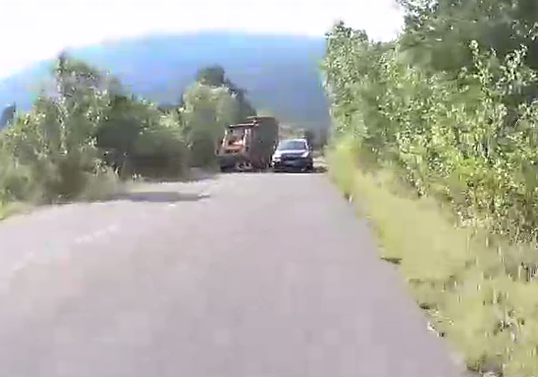 En la imagen, el adelantamiento del conductor de Idiazabal, con el ciclista llegando de frente.