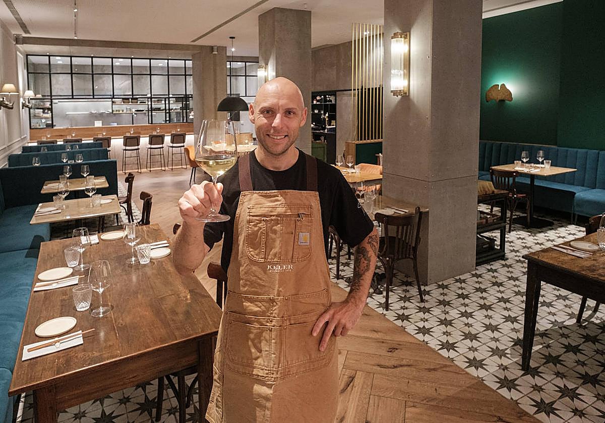 El capitán del Elosta, Mikel López, brinda por su clientela en el restaurante.