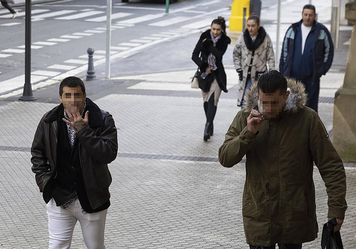 Acusados llegan a la Audiencia de Gipuzkoa este miércoles.