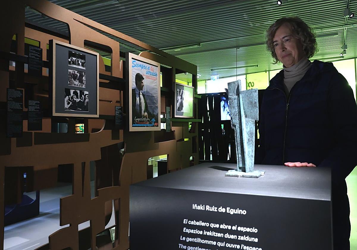 La viuda de Gregorio Ordóñez, Ana Iríbar, repasaba ayer los últimos detalles del montaje.