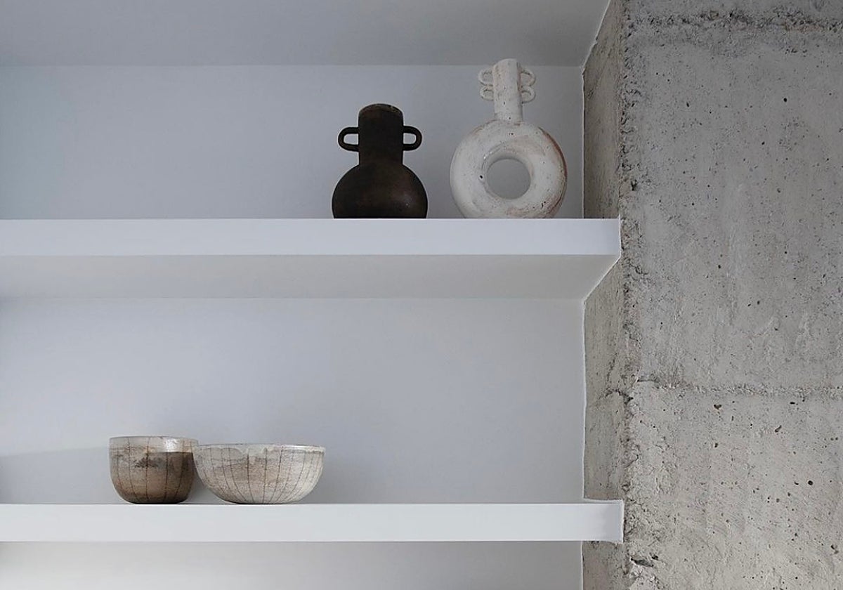 Algunas piezas de Potto Pottery en un espacio reformado