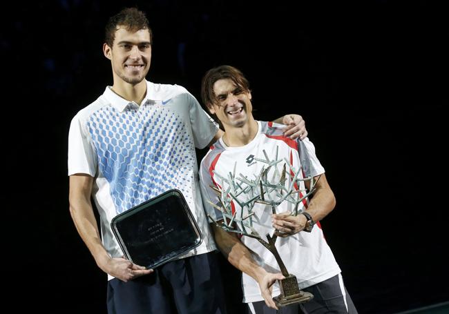 Janowicz, junto a David Ferrer, tras la final del Masters París Bercy 2012.