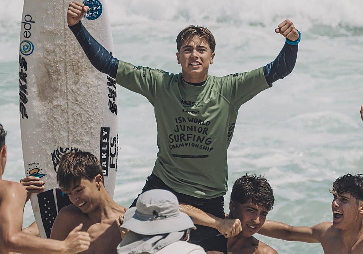 Hans Odriozola alza los brazos aupado por su hermano y un compañero.