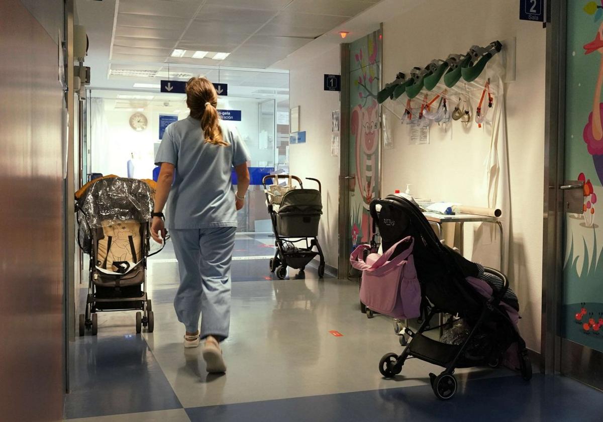 Una enfermera accede a la zona de Urgencias de Pediatría del Hospital Donostia.