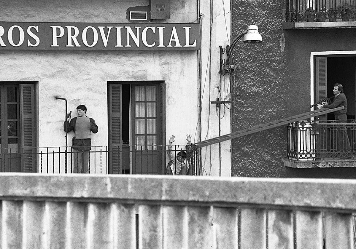Albino Lauzón se entrega en el asalto de la Policía a la sucursal.
