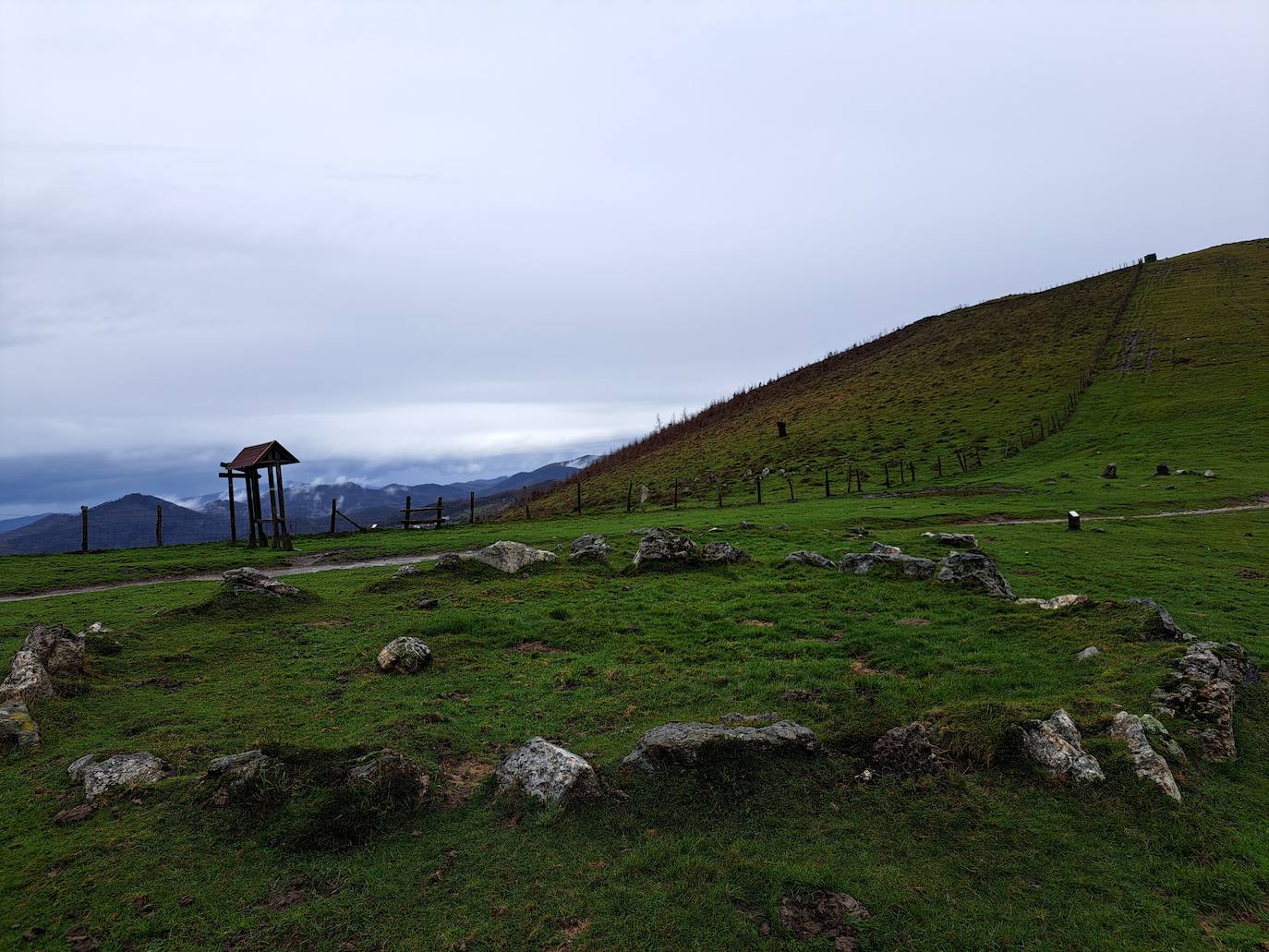 Leuneta. Baile entre betizus y niebla