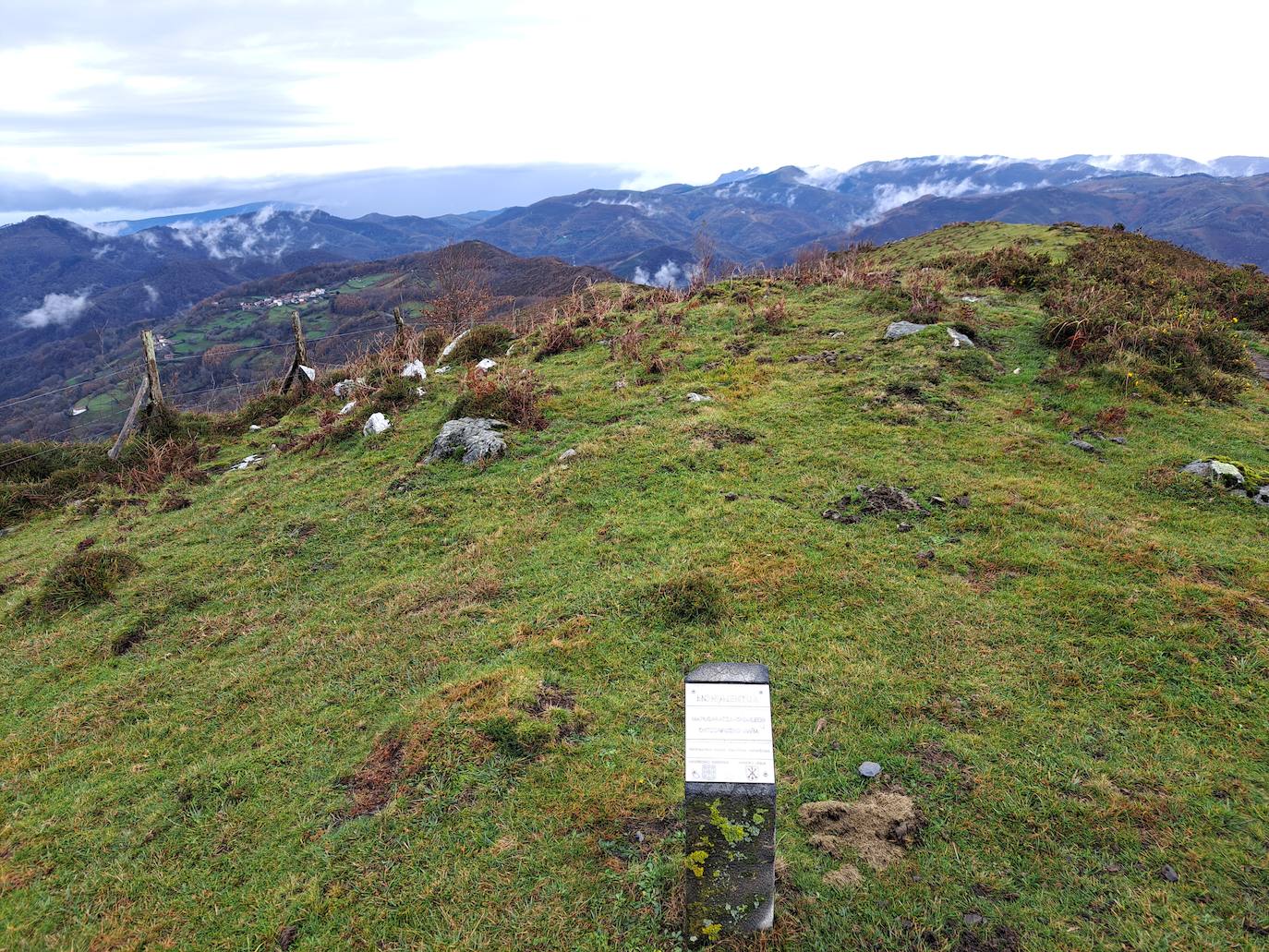 Leuneta. Baile entre betizus y niebla
