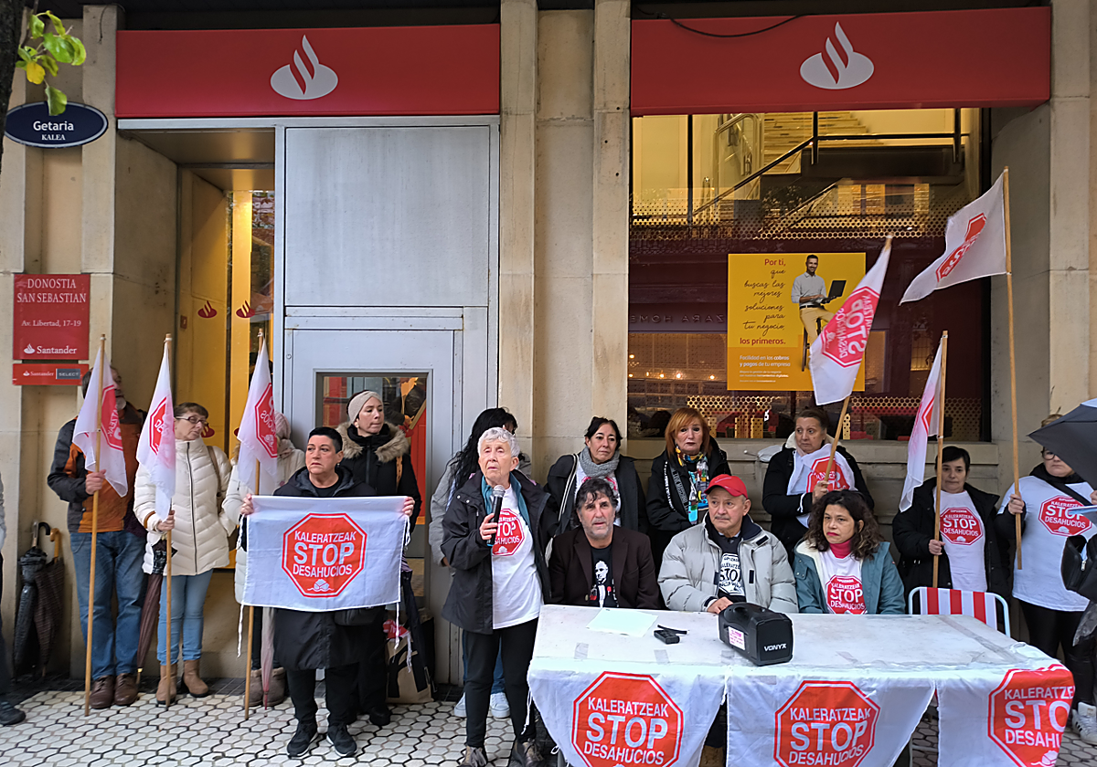 Protesta de Stop Desahucios esta mañana en el banco Santander en el Centro de Donostia