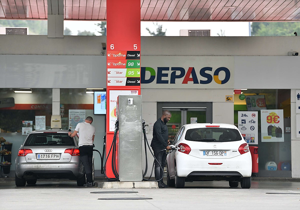 Llenar un depósito de 50 litros con gasolina 95 tiene un coste hoy de 80,8 euros.