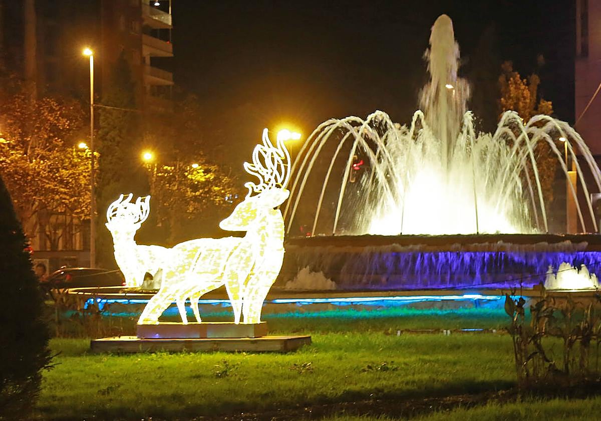 Siluetas luminosas de renos en la plaza Pío XII de Amara.