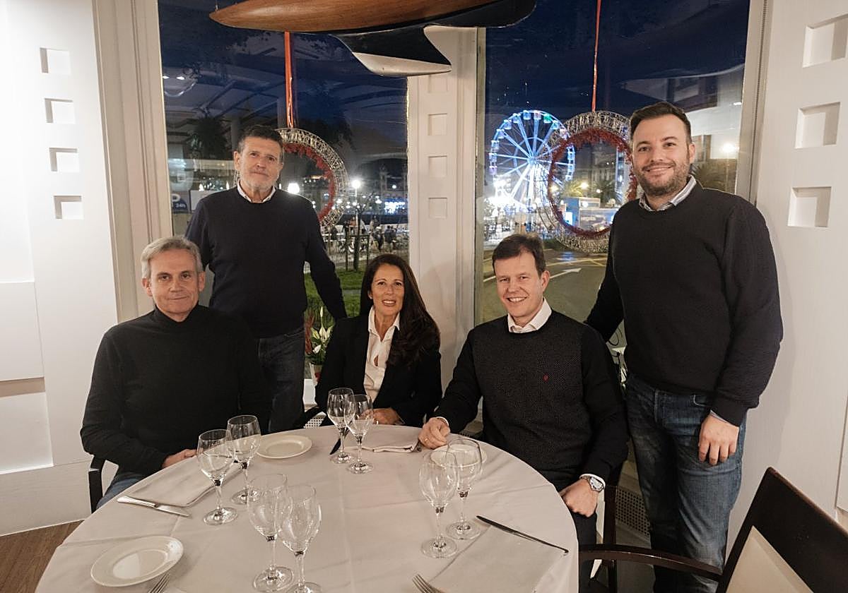 Conserjes. Antonio Ramos, Pepe Sánchez, Leire Falcón, Antonio Morilla y Pep Ferreiro, en el Hotel de Londres.