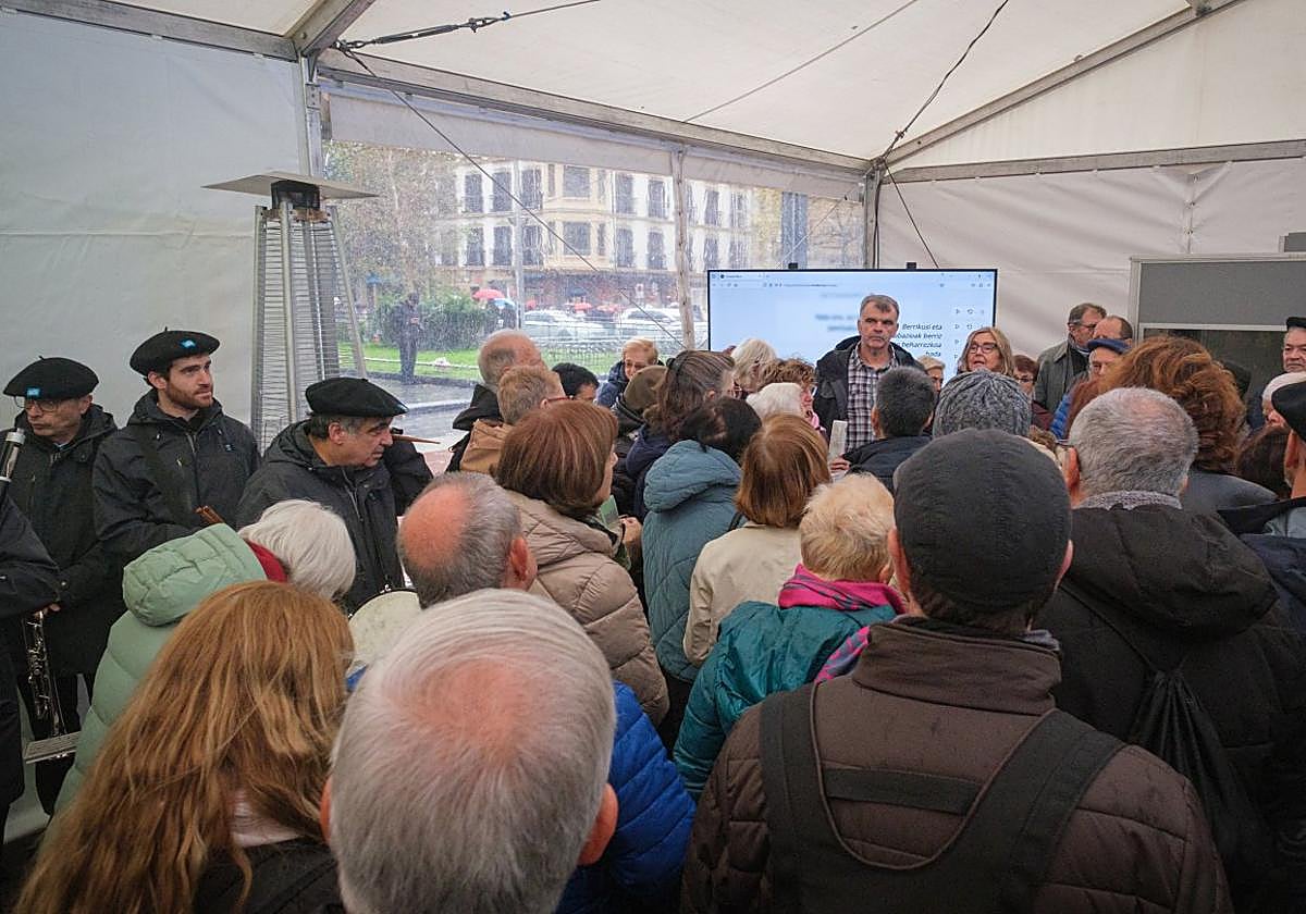 Alex Aisa da explicaciones a las personas que se acercaron a la carpa.