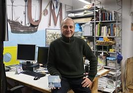 Desde su despacho en el puerto donostiarra, Alberdi muestra su CD.