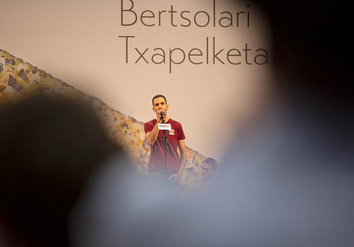 Julio Soto finalean, kantari.