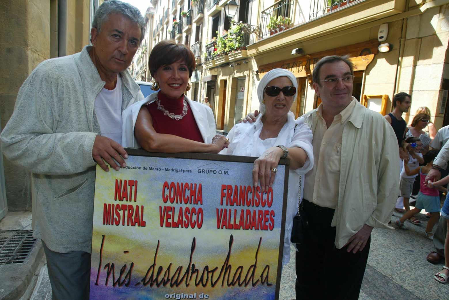 Velasco, entre Paco Valladares y Nati Mistral, en la presentación de una obra en la Parte Vieja de Donostia.