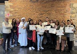 Los nuevos graduados junto a Jon Luqui y Maialen Fidalgo durante el acto realizado en el Portalón.