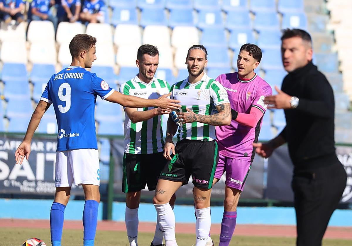 Dragisa Gudelj, abandona el campo ante el Melilla después de desvanecerse en el partido.