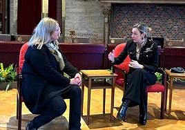 Isabelle Vandoorne atiende las explicaciones de Maria Ubarretxena.