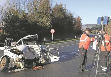 «El coche se salió de la curva y chocó contra el vehículo donde iban los cuatro amigos»