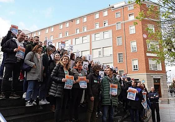 Concentración de más de cien delegados sindicales este lunes en Bilbao.