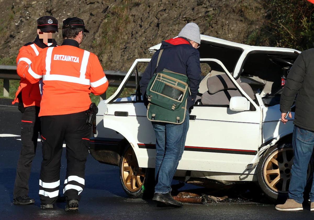 Inspección del coche en el que han fallecido los dos jóvenes.